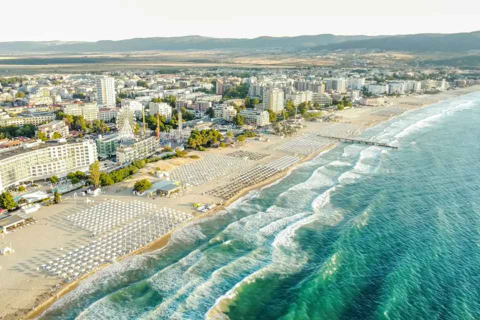 Plajă însorită pe litoralul Bulgariei